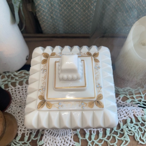 Vintage Westmoreland Milk Glass Pedestal Lidded Dish with Gold Leaf. VGUC - Picture 2 of 4
